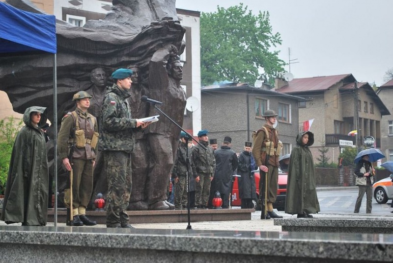 Zdjęcie w galerii na portalu naszwodzislaw.com: 3 V: Patrioci w strugach deszczu wiadomości z regionu