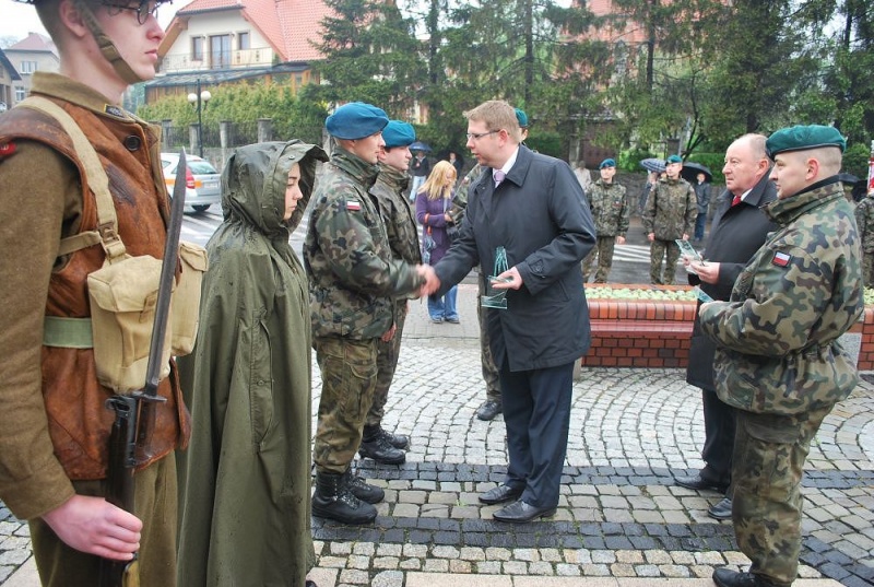 Zdjęcie w galerii na portalu naszwodzislaw.com: 3 V: Patrioci w strugach deszczu wiadomości z regionu
