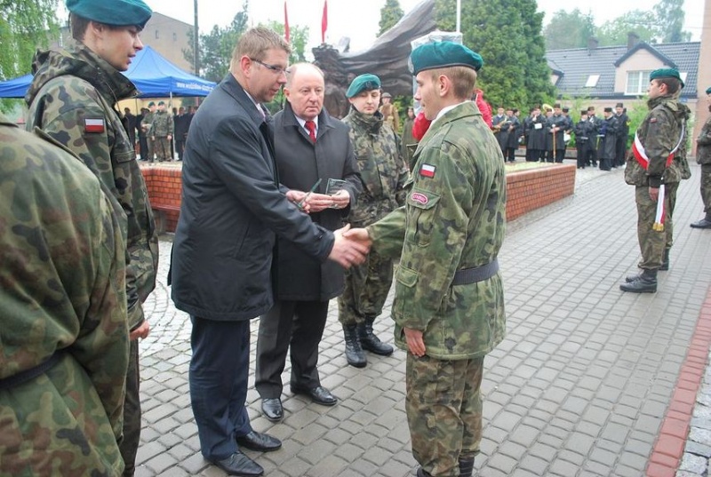 Zdjęcie w galerii na portalu naszwodzislaw.com: 3 V: Patrioci w strugach deszczu wiadomości z regionu