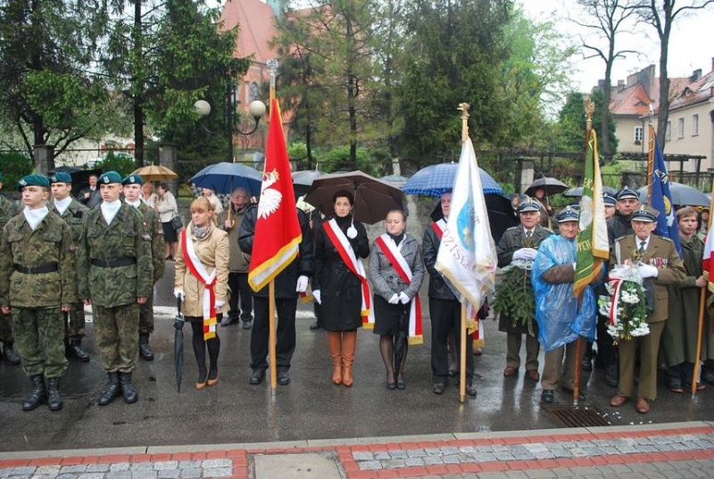 Zdjęcie w galerii na portalu naszwodzislaw.com: 3 V: Patrioci w strugach deszczu wiadomości z regionu