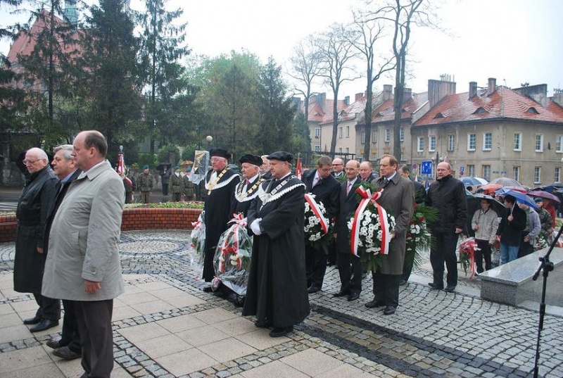 Zdjęcie w galerii na portalu naszwodzislaw.com: 3 V: Patrioci w strugach deszczu wiadomości z regionu