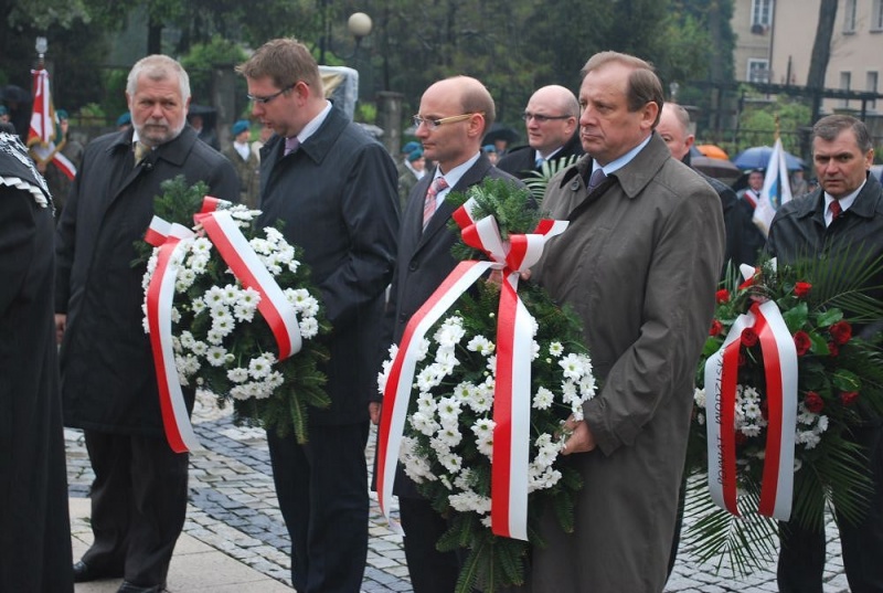 Zdjęcie w galerii na portalu naszwodzislaw.com: 3 V: Patrioci w strugach deszczu wiadomości z regionu