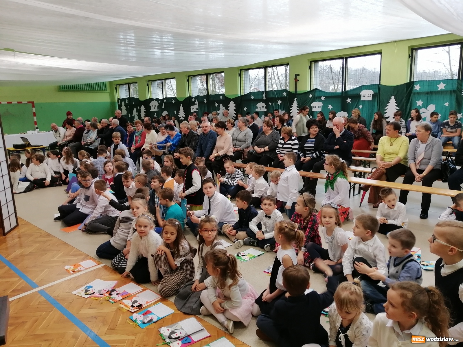 Zdjęcie w galerii na portalu naszwodzislaw.com: Uroczyste obchody Dnia Babci i Dziadka w kokoszyckiej szkole wiadomości z regionu