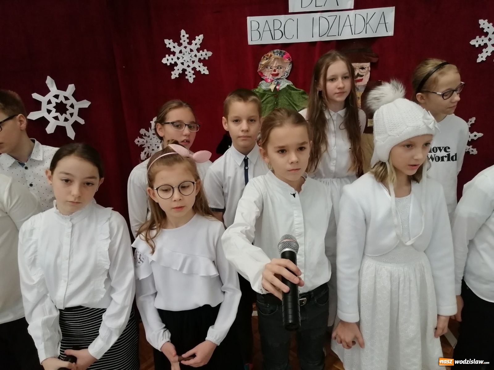 Zdjęcie w galerii na portalu naszwodzislaw.com: Uroczyste obchody Dnia Babci i Dziadka w kokoszyckiej szkole wiadomości z regionu