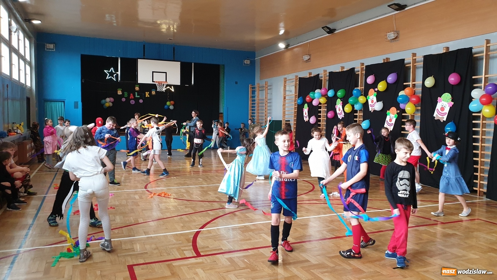 Zdjęcie w galerii na portalu naszwodzislaw.com: W świecie Smerfów i innych bajek w ZSP4 wiadomości z regionu