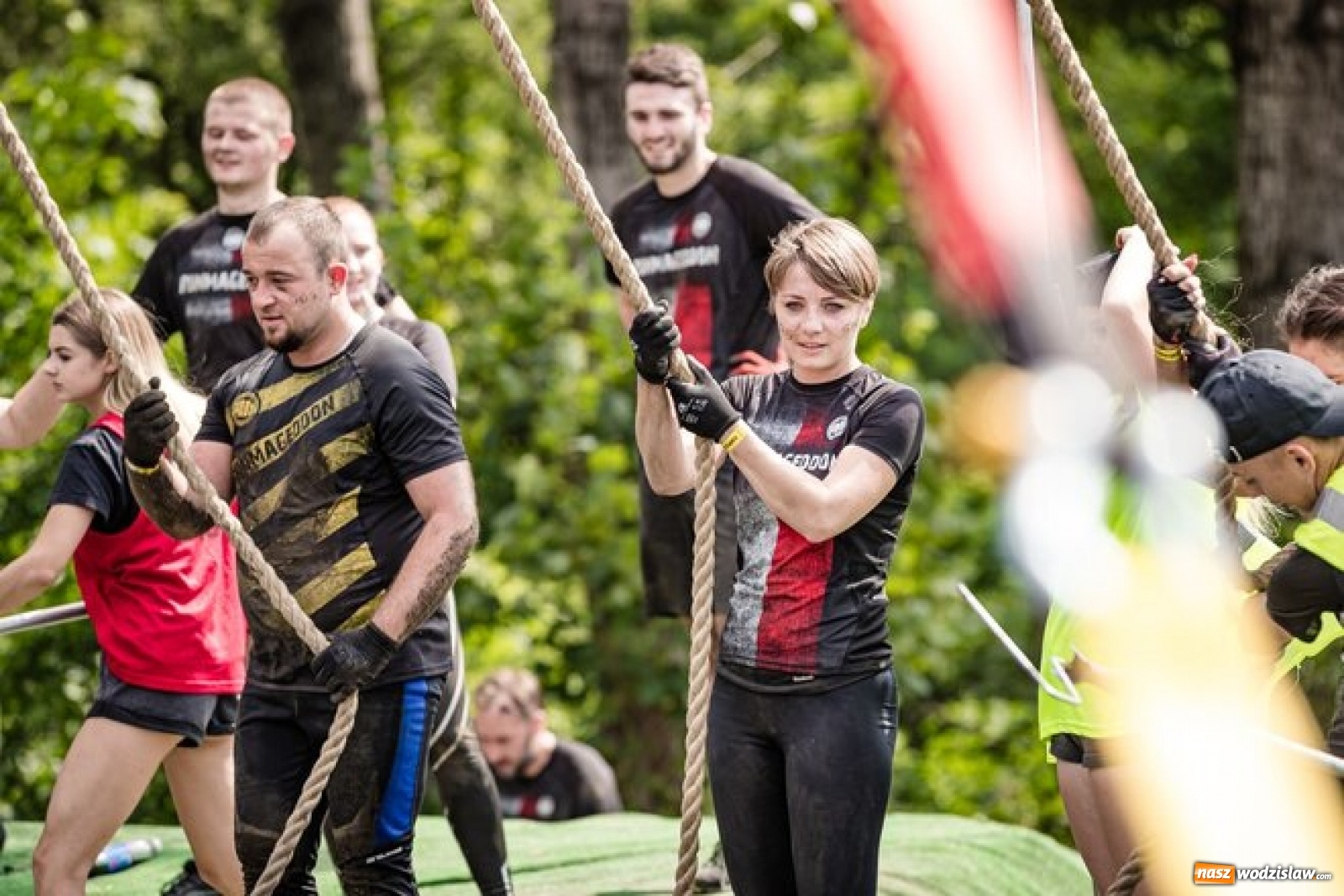 Zdjęcie w galerii na portalu naszwodzislaw.com: Ekstremalna przygoda za dnia i nocy czyli Runmageddon w Arenie Gliwice wiadomości z regionu