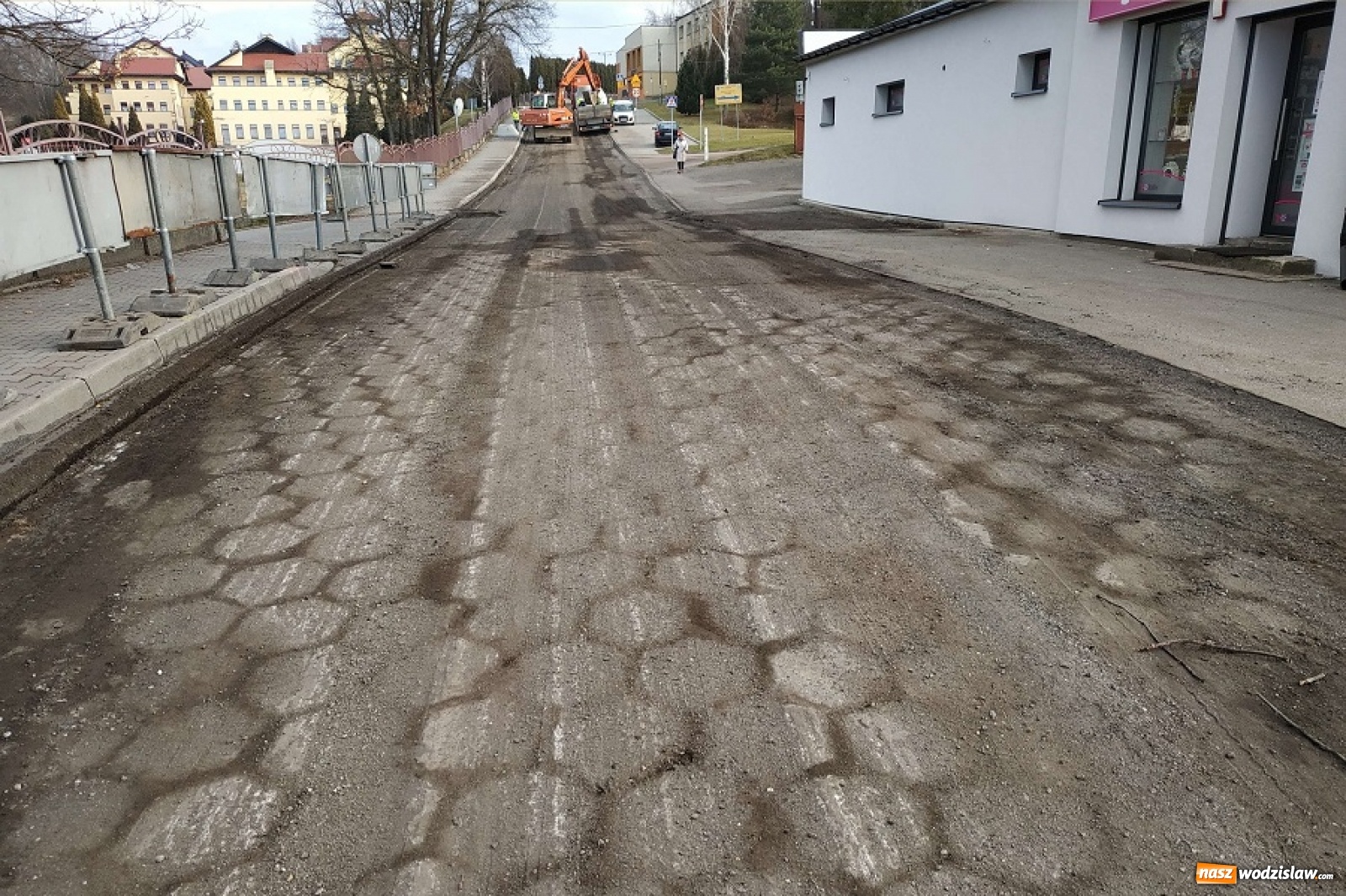 Zdjęcie w galerii na portalu naszwodzislaw.com: Trwa remont ulicy Szkolnej w Połomi wiadomości z regionu