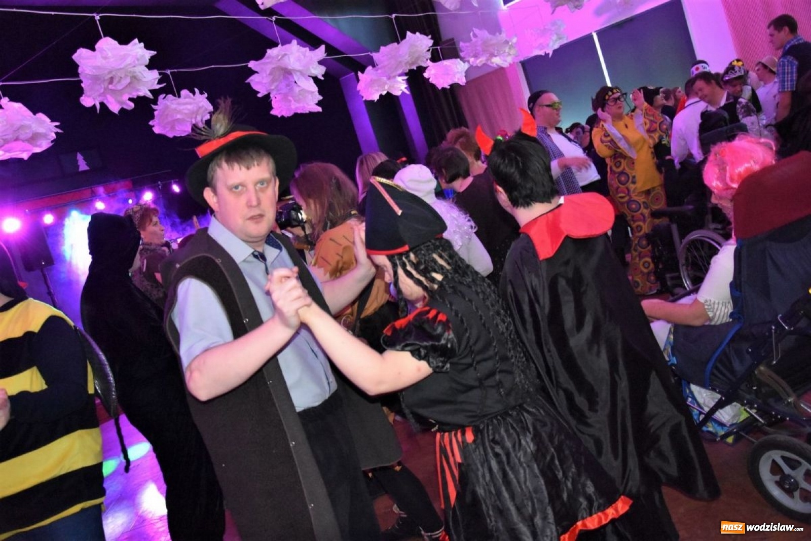 Zdjęcie w galerii na portalu naszwodzislaw.com: Bawili się na integracyjnym balu wiadomości z regionu