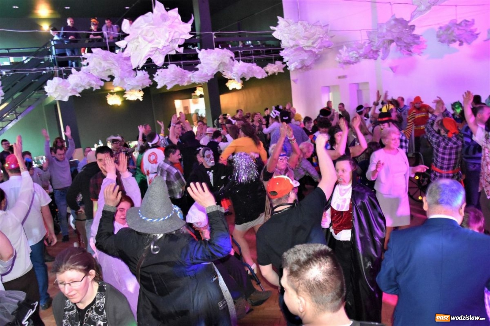 Zdjęcie w galerii na portalu naszwodzislaw.com: Bawili się na integracyjnym balu wiadomości z regionu