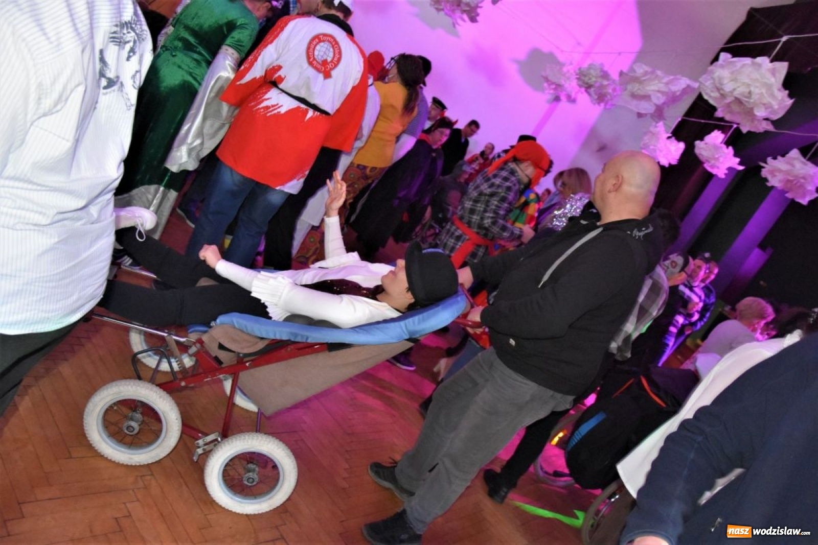 Zdjęcie w galerii na portalu naszwodzislaw.com: Bawili się na integracyjnym balu wiadomości z regionu