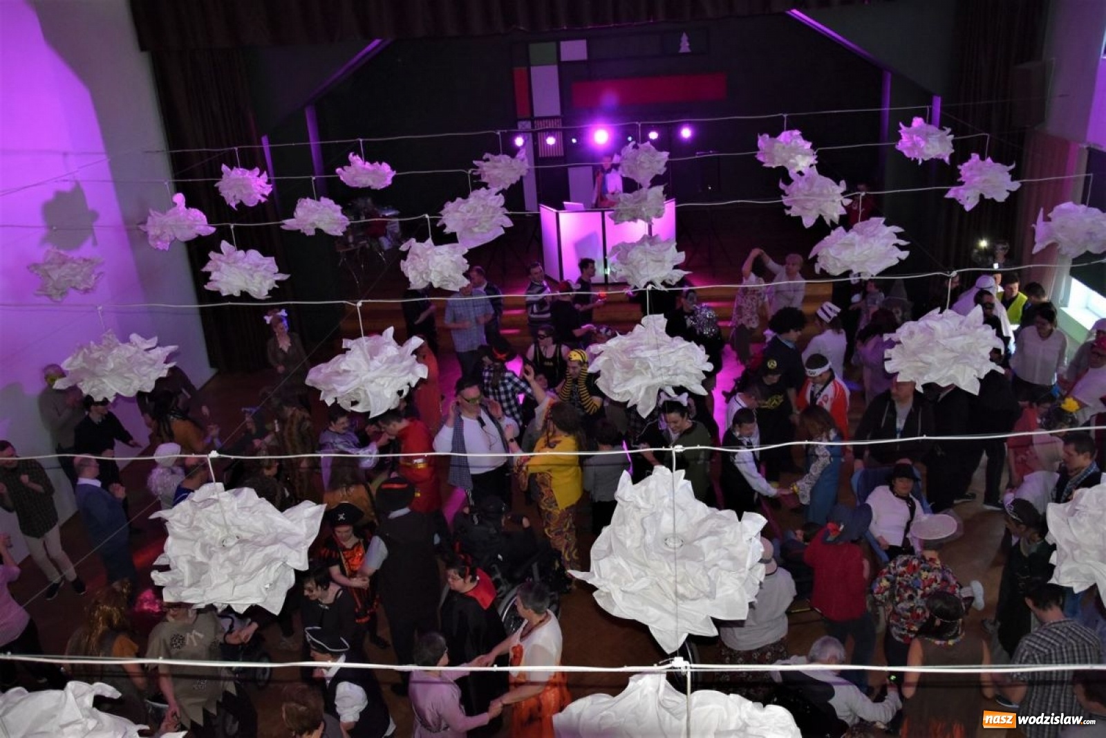 Zdjęcie w galerii na portalu naszwodzislaw.com: Bawili się na integracyjnym balu wiadomości z regionu