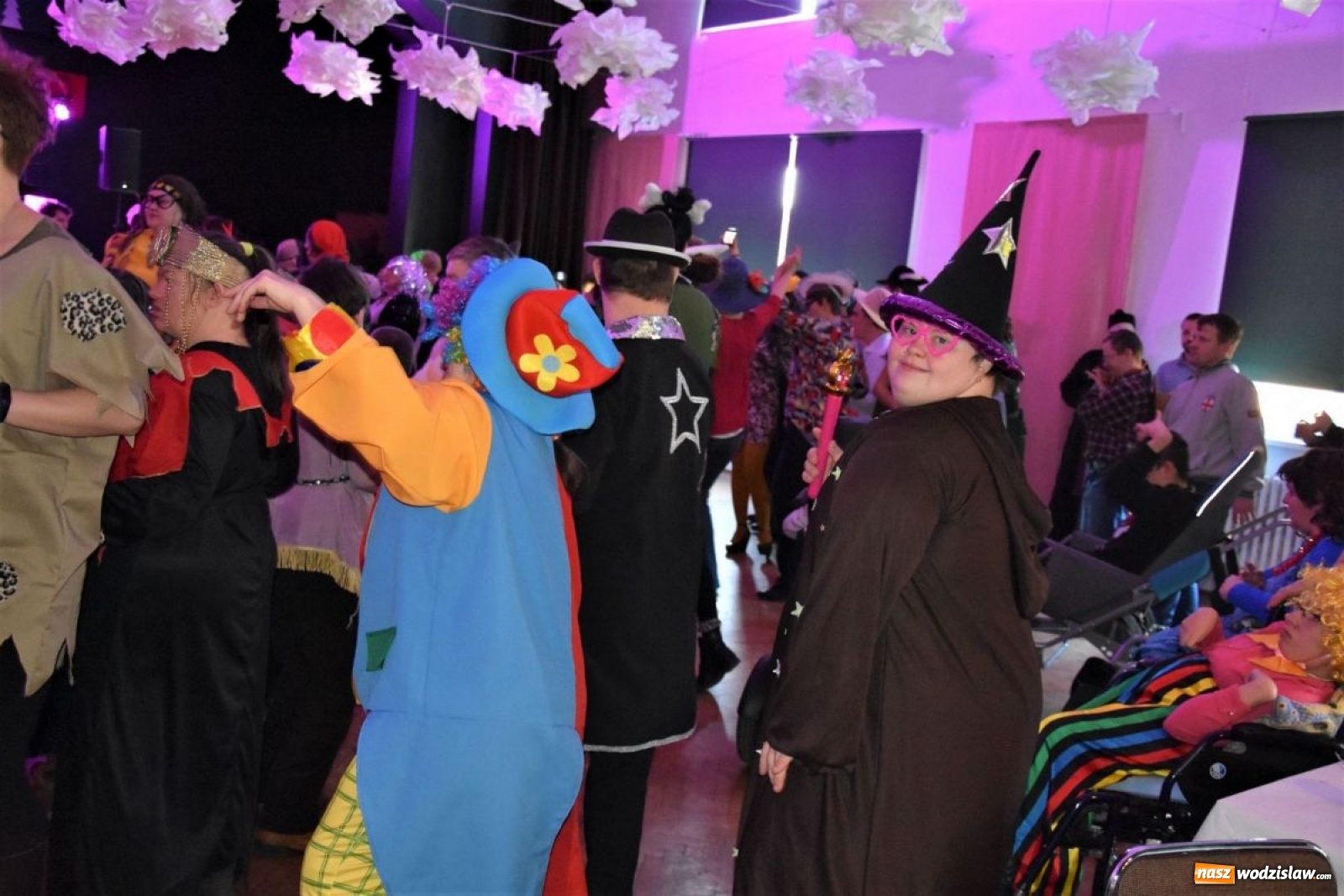 Zdjęcie w galerii na portalu naszwodzislaw.com: Bawili się na integracyjnym balu wiadomości z regionu