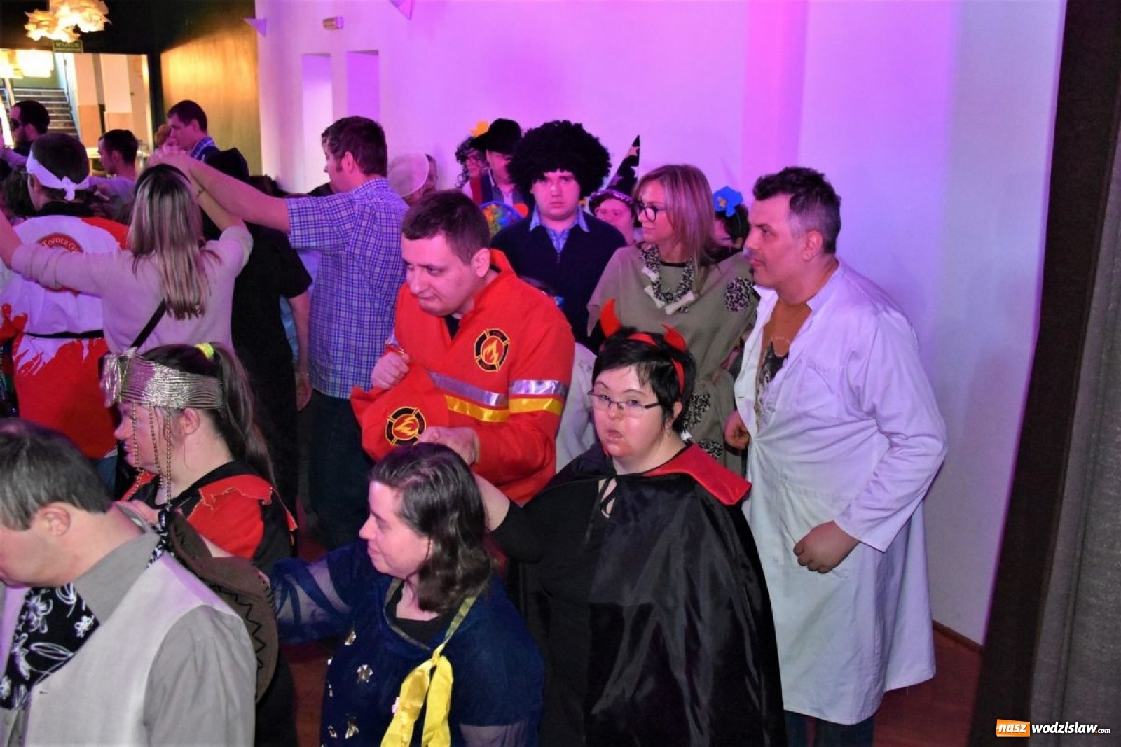 Zdjęcie w galerii na portalu naszwodzislaw.com: Bawili się na integracyjnym balu wiadomości z regionu