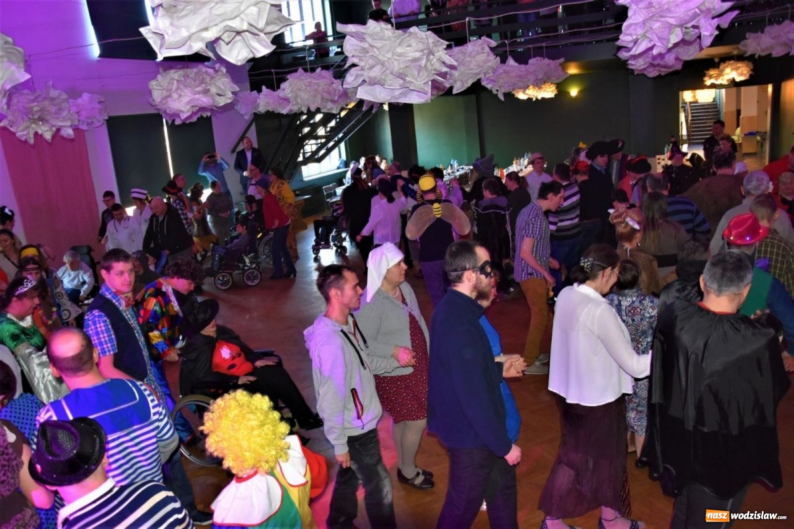 Zdjęcie w galerii na portalu naszwodzislaw.com: Bawili się na integracyjnym balu wiadomości z regionu