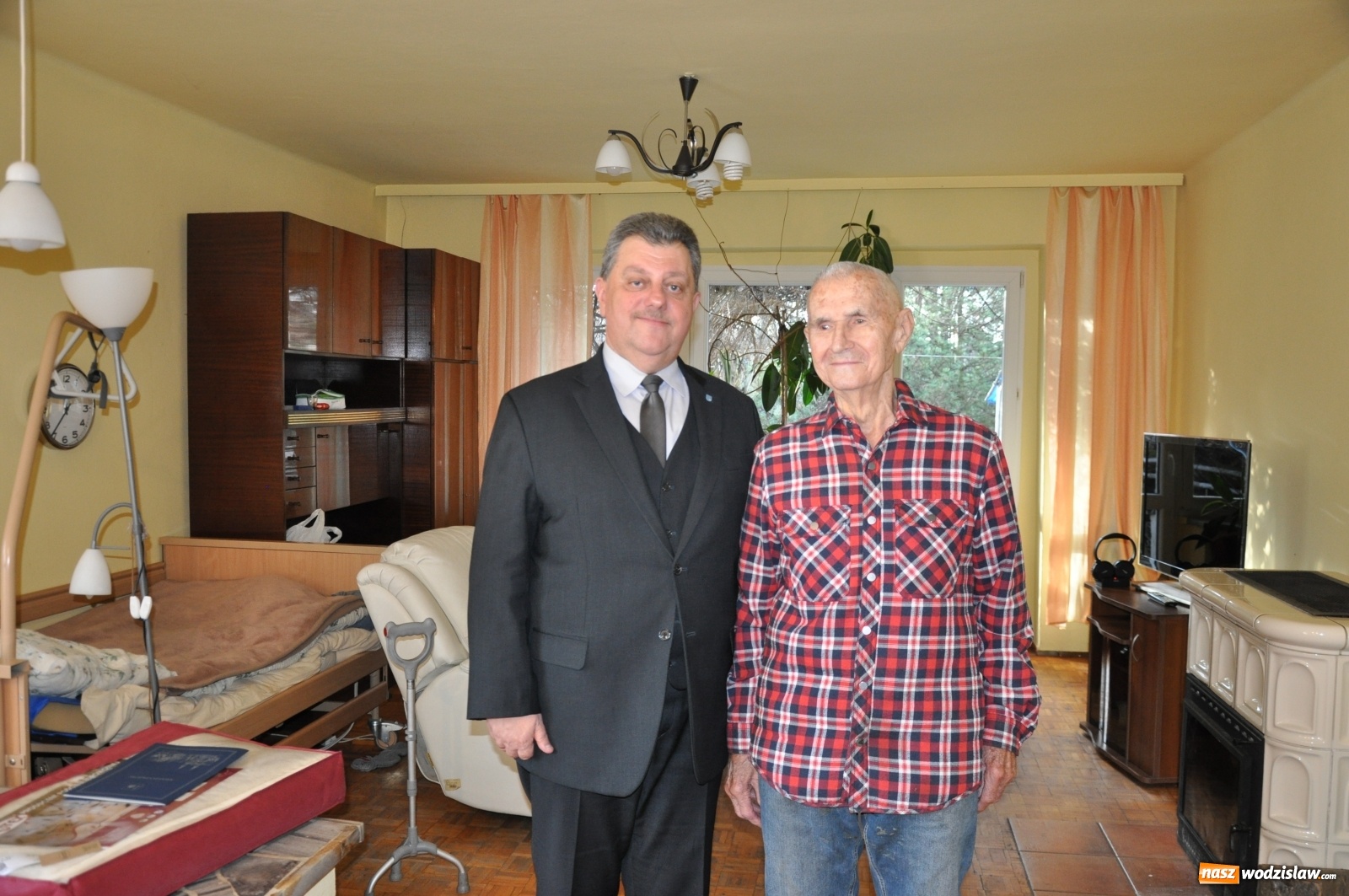 Zdjęcie w galerii na portalu naszwodzislaw.com: Burmistrz Pszowa odwiedził jubilatów wiadomości z regionu