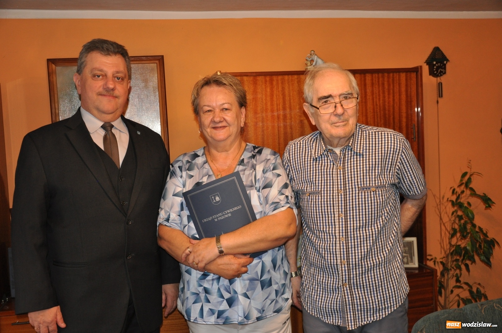 Zdjęcie w galerii na portalu naszwodzislaw.com: Burmistrz Pszowa odwiedził jubilatów wiadomości z regionu