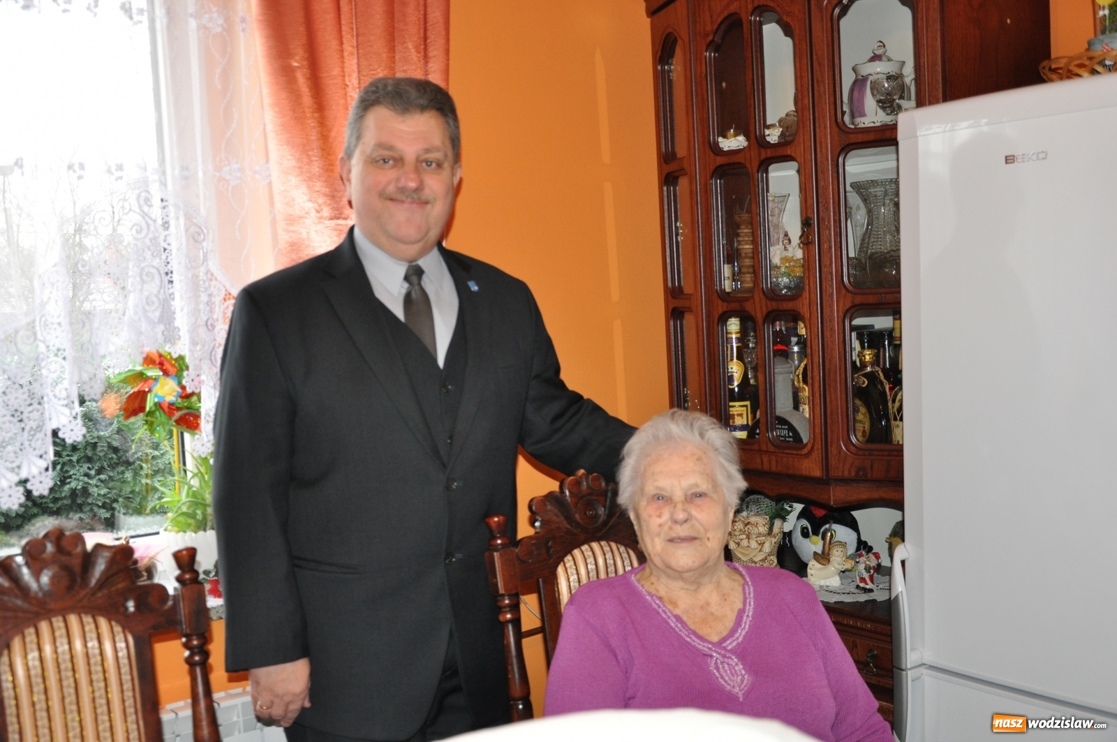 Zdjęcie w galerii na portalu naszwodzislaw.com: Burmistrz Pszowa odwiedził jubilatów wiadomości z regionu