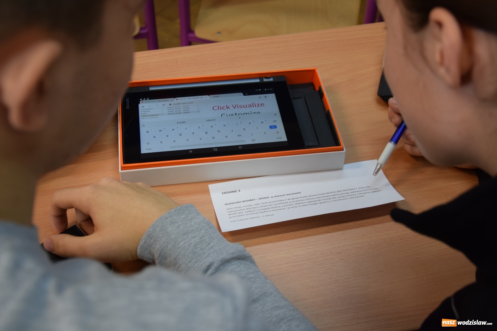 Zdjęcie w galerii na portalu naszwodzislaw.com: Podręcznik niejedno ma imię wiadomości z regionu