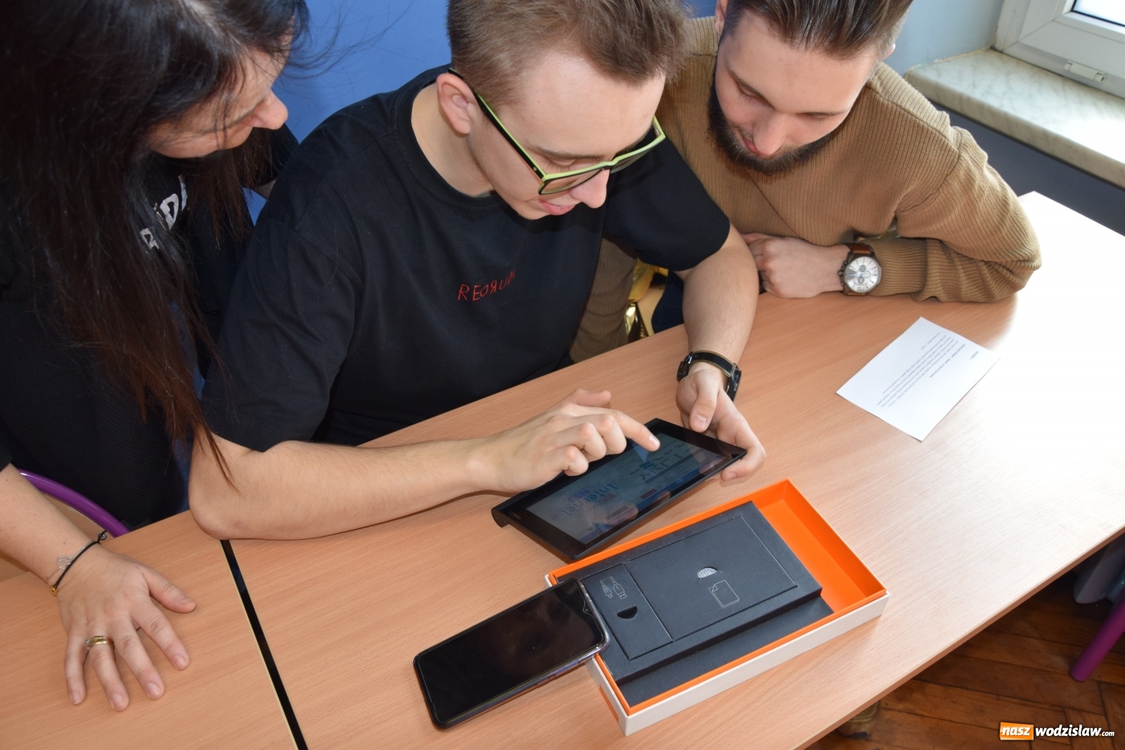 Zdjęcie w galerii na portalu naszwodzislaw.com: Podręcznik niejedno ma imię wiadomości z regionu