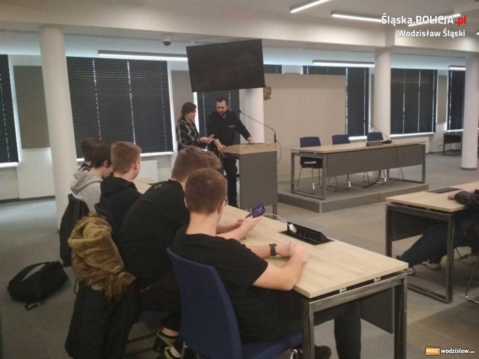 Zdjęcie w galerii na portalu naszwodzislaw.com: Policjanci w wodzisławskiej Budowlance wiadomości z regionu