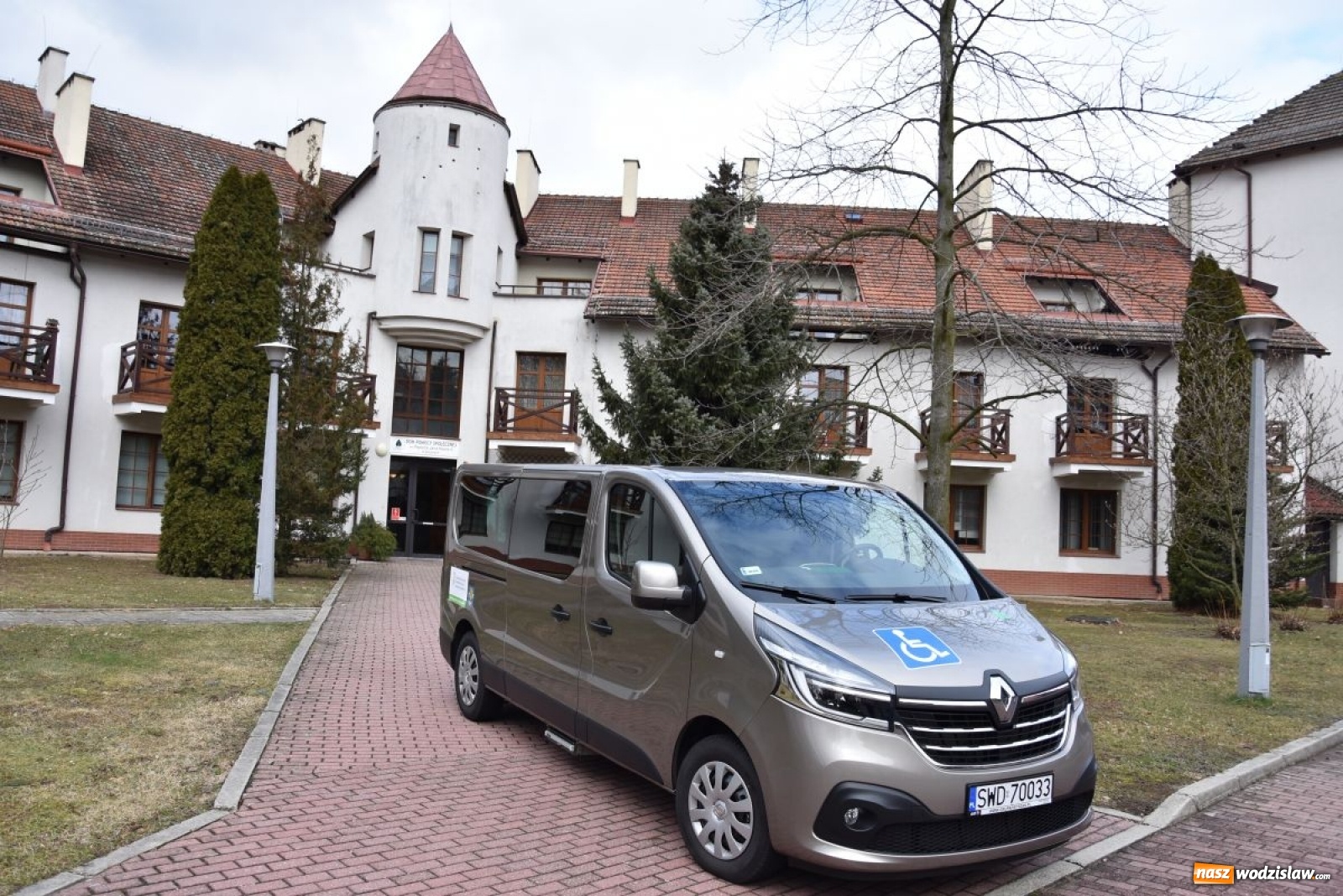 Zdjęcie w galerii na portalu naszwodzislaw.com: DPS w Gorzycach ma nowy samochód wiadomości z regionu