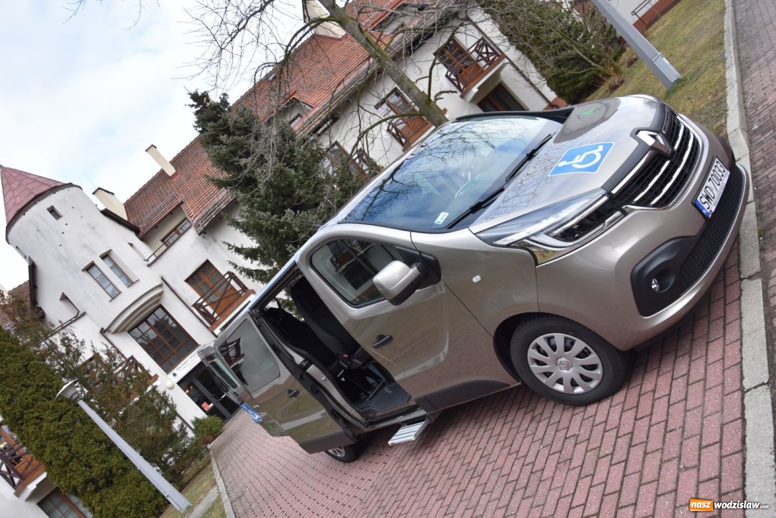 Zdjęcie w galerii na portalu naszwodzislaw.com: DPS w Gorzycach ma nowy samochód wiadomości z regionu