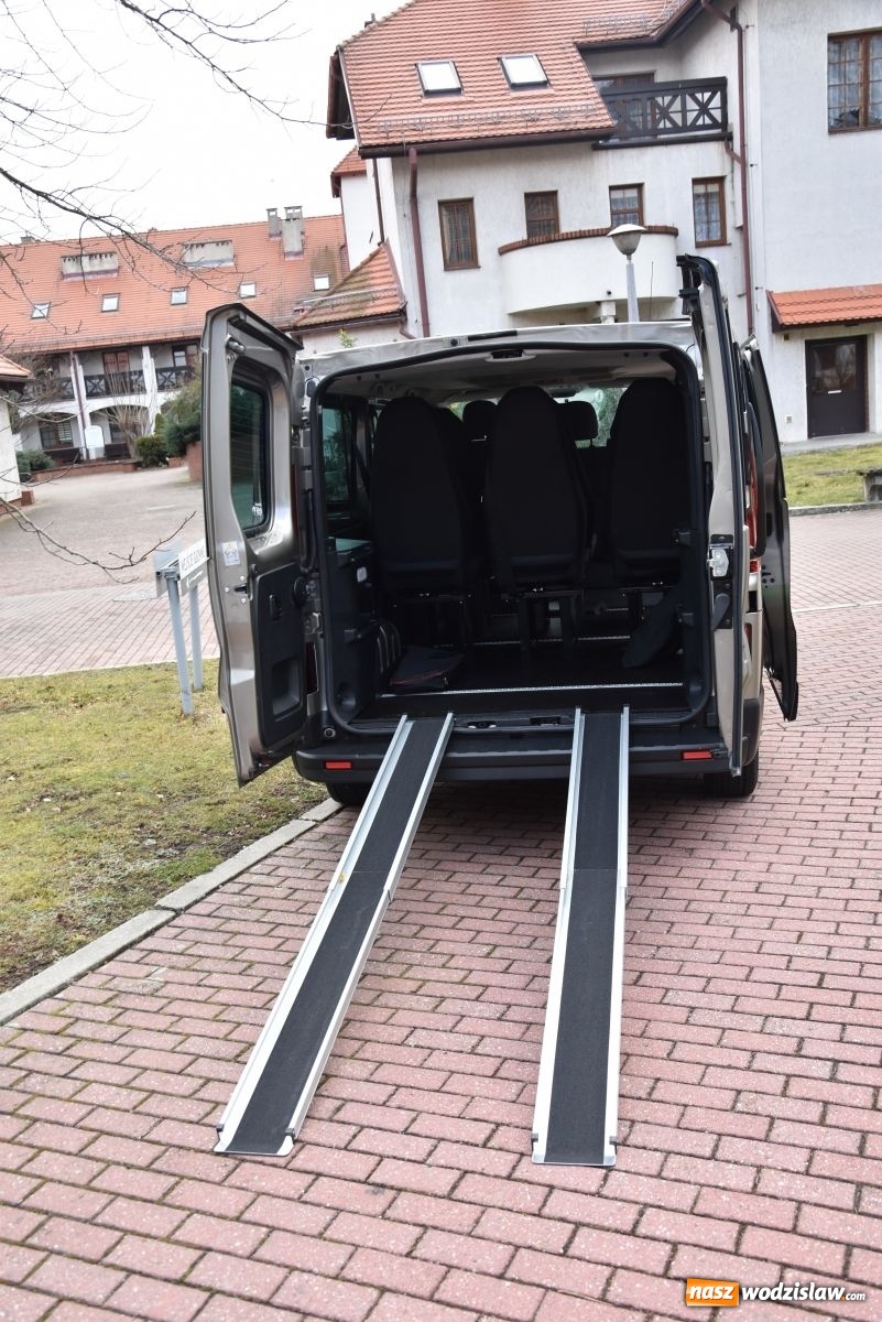 Zdjęcie w galerii na portalu naszwodzislaw.com: DPS w Gorzycach ma nowy samochód wiadomości z regionu