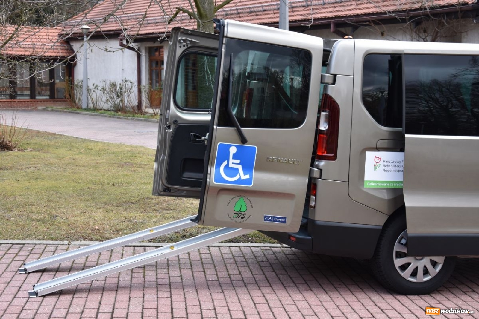 Zdjęcie w galerii na portalu naszwodzislaw.com: DPS w Gorzycach ma nowy samochód wiadomości z regionu