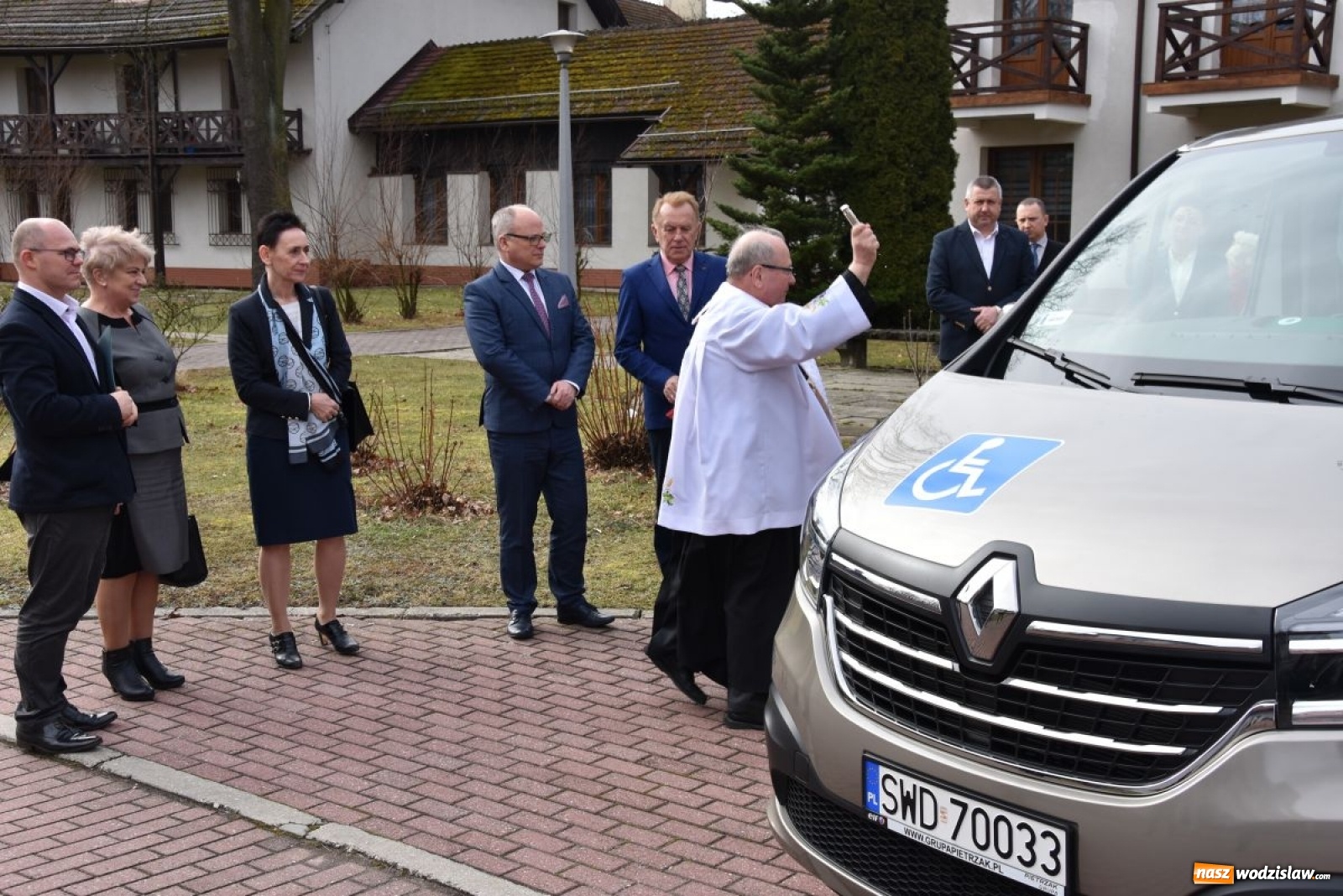 Zdjęcie w galerii na portalu naszwodzislaw.com: DPS w Gorzycach ma nowy samochód wiadomości z regionu