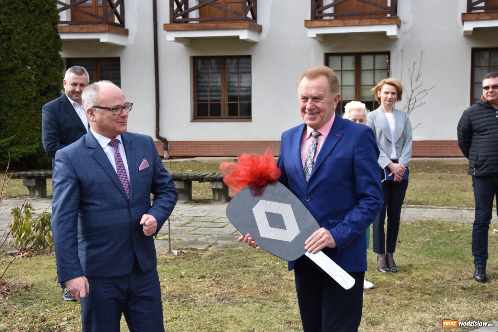 Zdjęcie w galerii na portalu naszwodzislaw.com: DPS w Gorzycach ma nowy samochód wiadomości z regionu