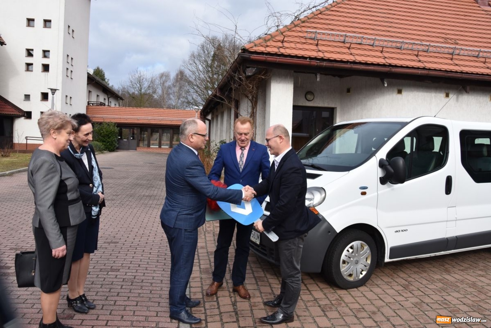 Zdjęcie w galerii na portalu naszwodzislaw.com: DPS w Gorzycach ma nowy samochód wiadomości z regionu