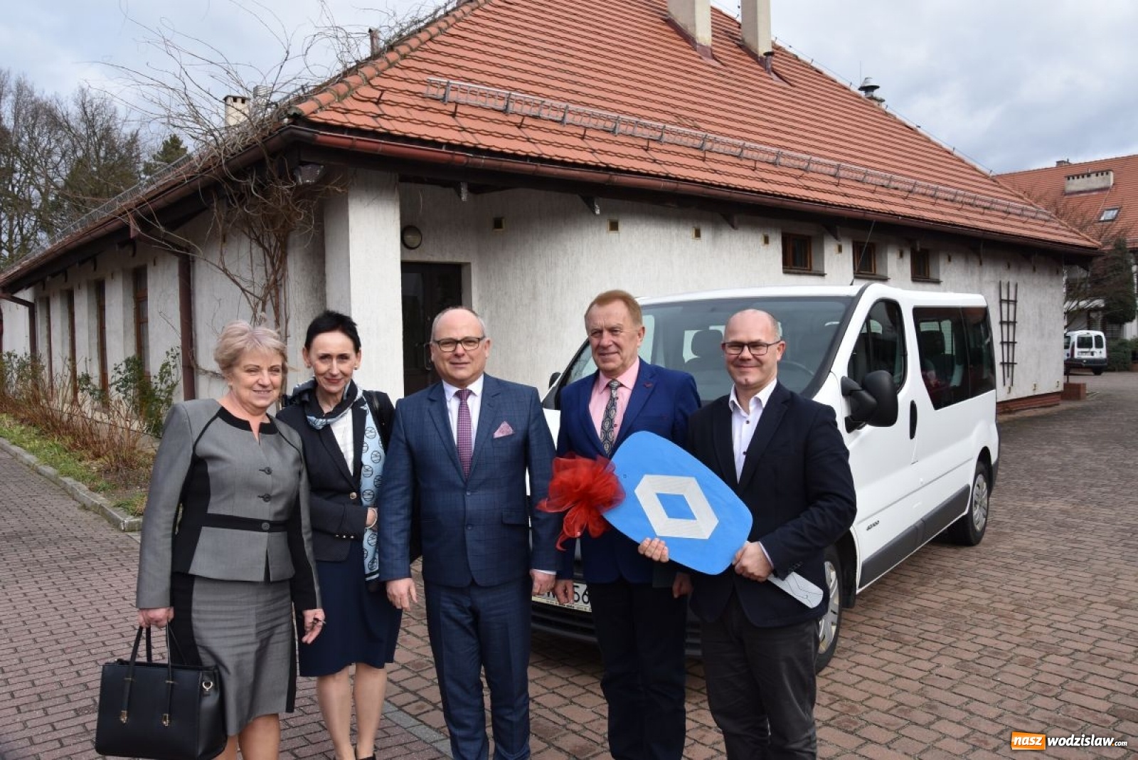 Zdjęcie w galerii na portalu naszwodzislaw.com: DPS w Gorzycach ma nowy samochód wiadomości z regionu