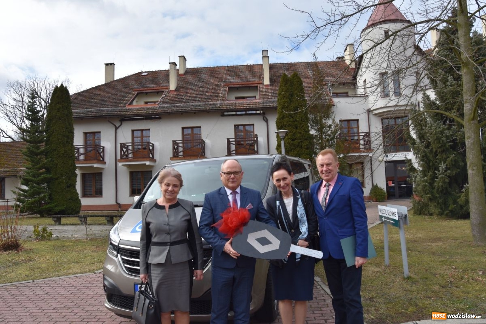 Zdjęcie w galerii na portalu naszwodzislaw.com: DPS w Gorzycach ma nowy samochód wiadomości z regionu