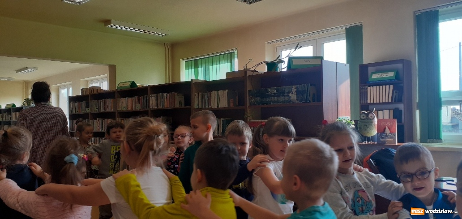 Zdjęcie w galerii na portalu naszwodzislaw.com: Przedszkolaki z przedszkola numer 9 na zajęciach w bibliotece wiadomości z regionu