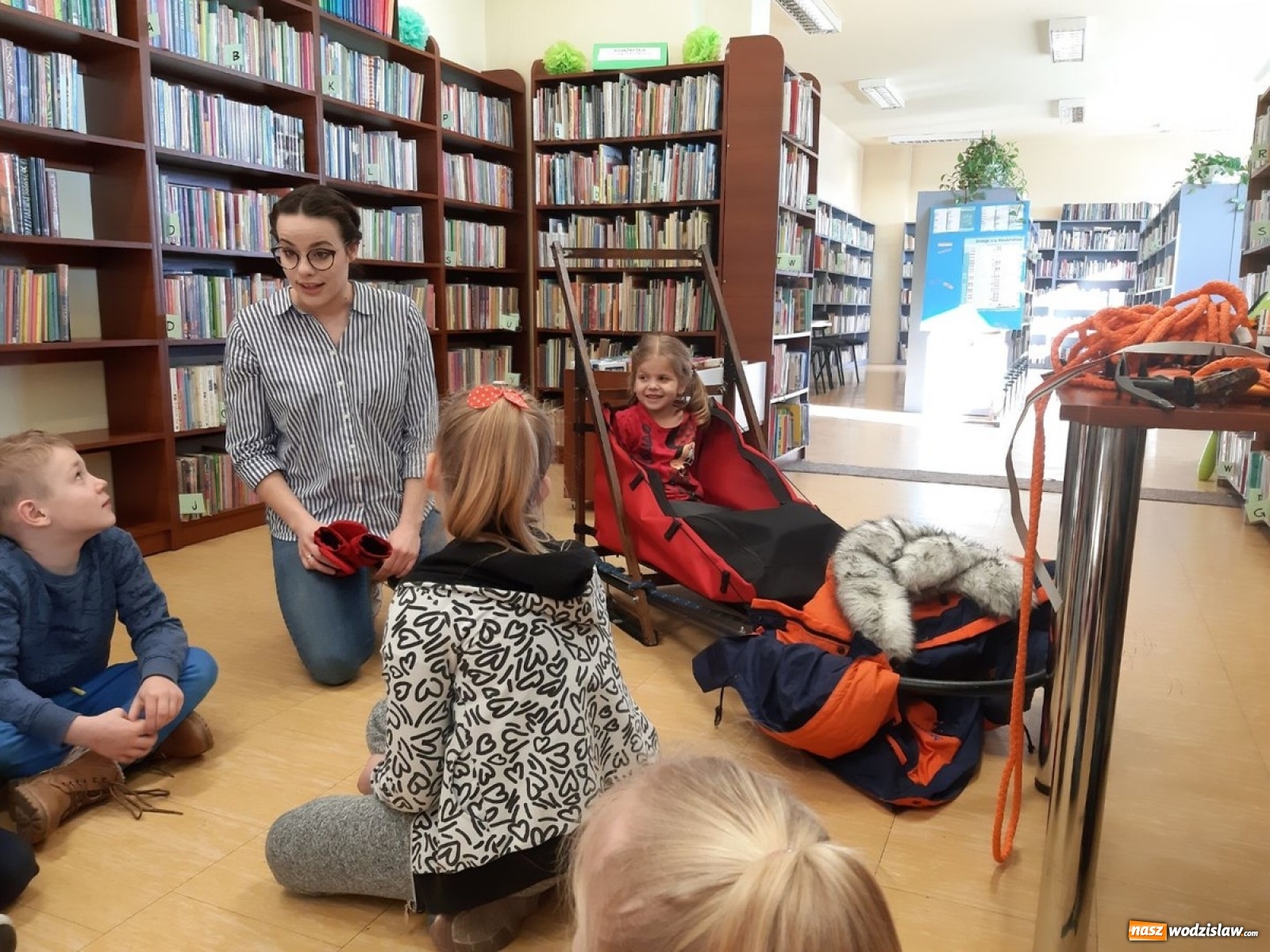 Zdjęcie w galerii na portalu naszwodzislaw.com: Przedszkolaki z przedszkola numer 9 na zajęciach w bibliotece wiadomości z regionu