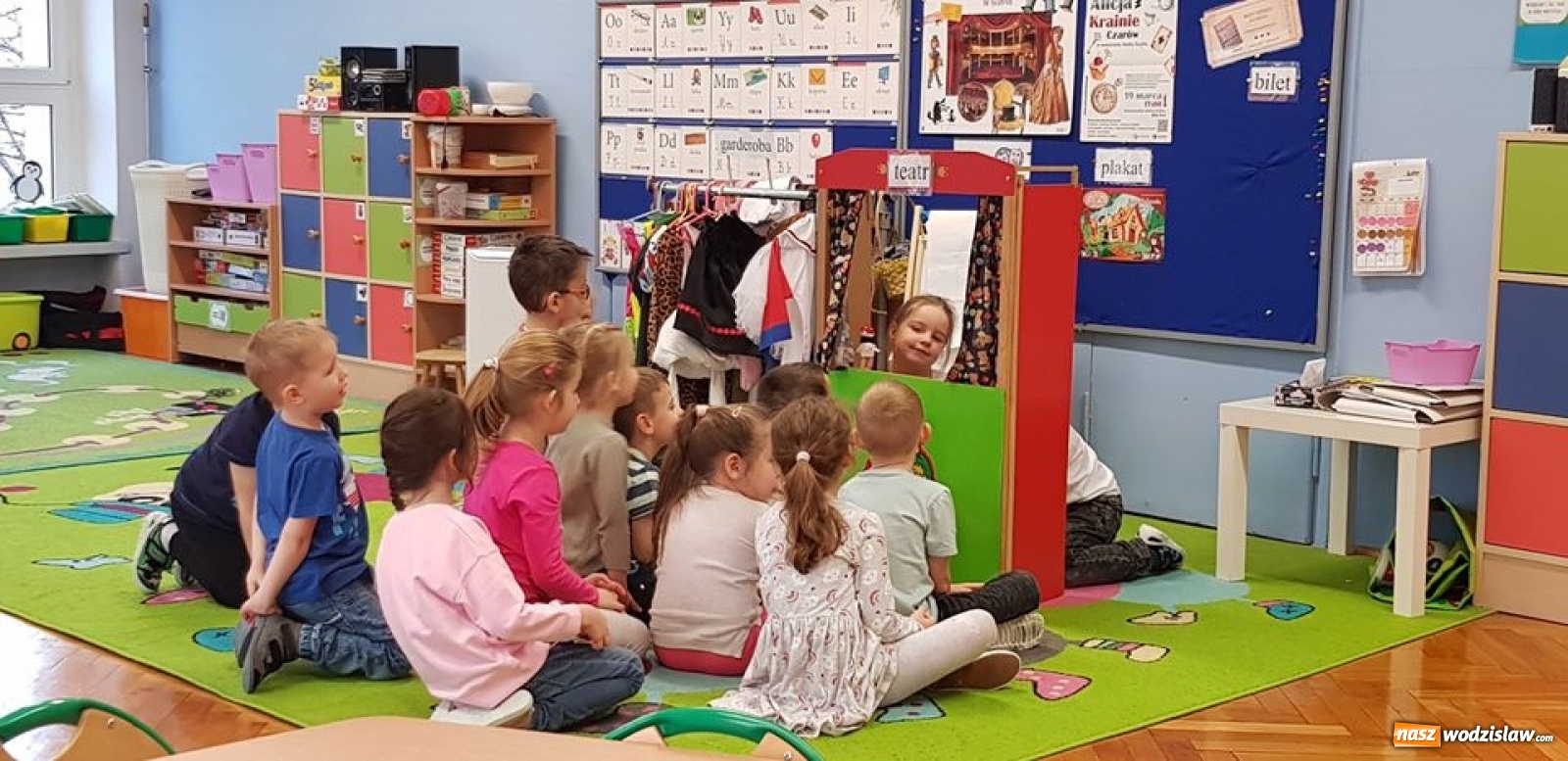 Zdjęcie w galerii na portalu naszwodzislaw.com: Baśnie, bajeczki, teatr w przedszkolu numer 6 wiadomości z regionu