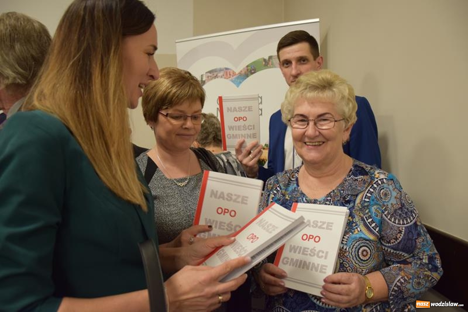 Zdjęcie w galerii na portalu naszwodzislaw.com: Promocja książki Nasze opoWieści Gminne w Mszanie [FOTO] wiadomości z regionu