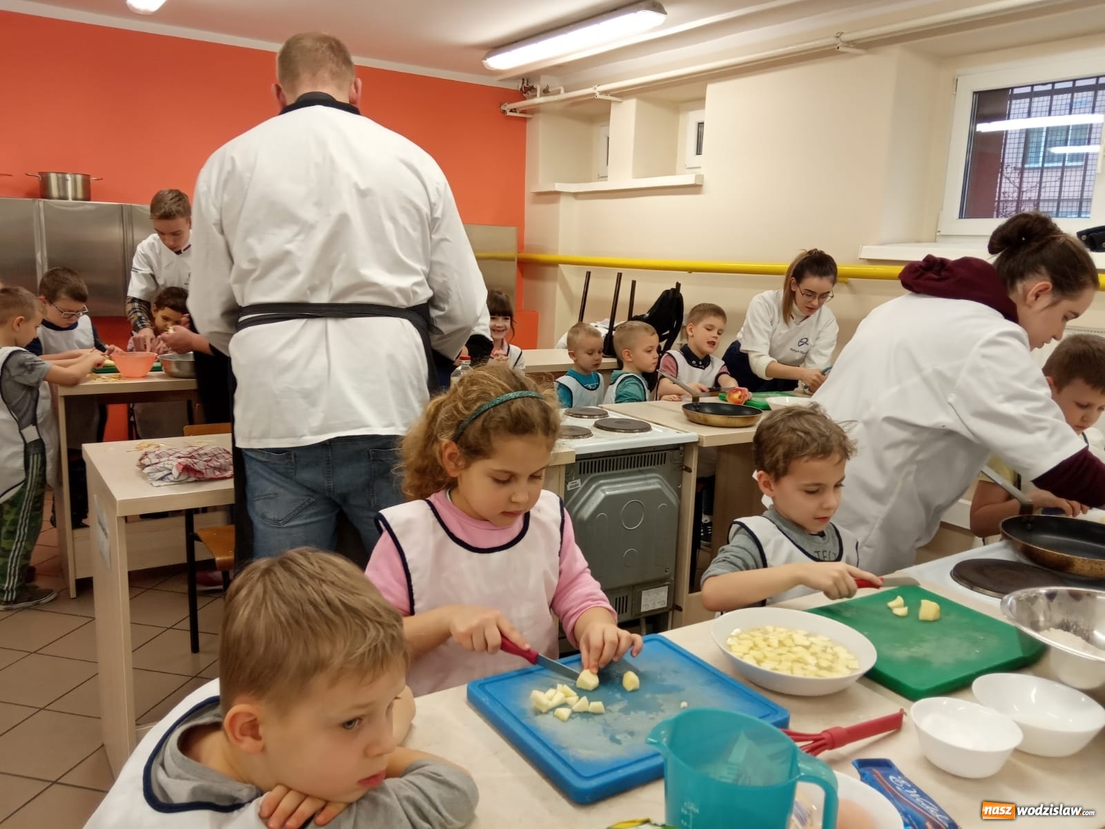 Zdjęcie w galerii na portalu naszwodzislaw.com: Mój wymarzony zawód. Maluchy gotowały z Remigiuszem Rączką wiadomości z regionu