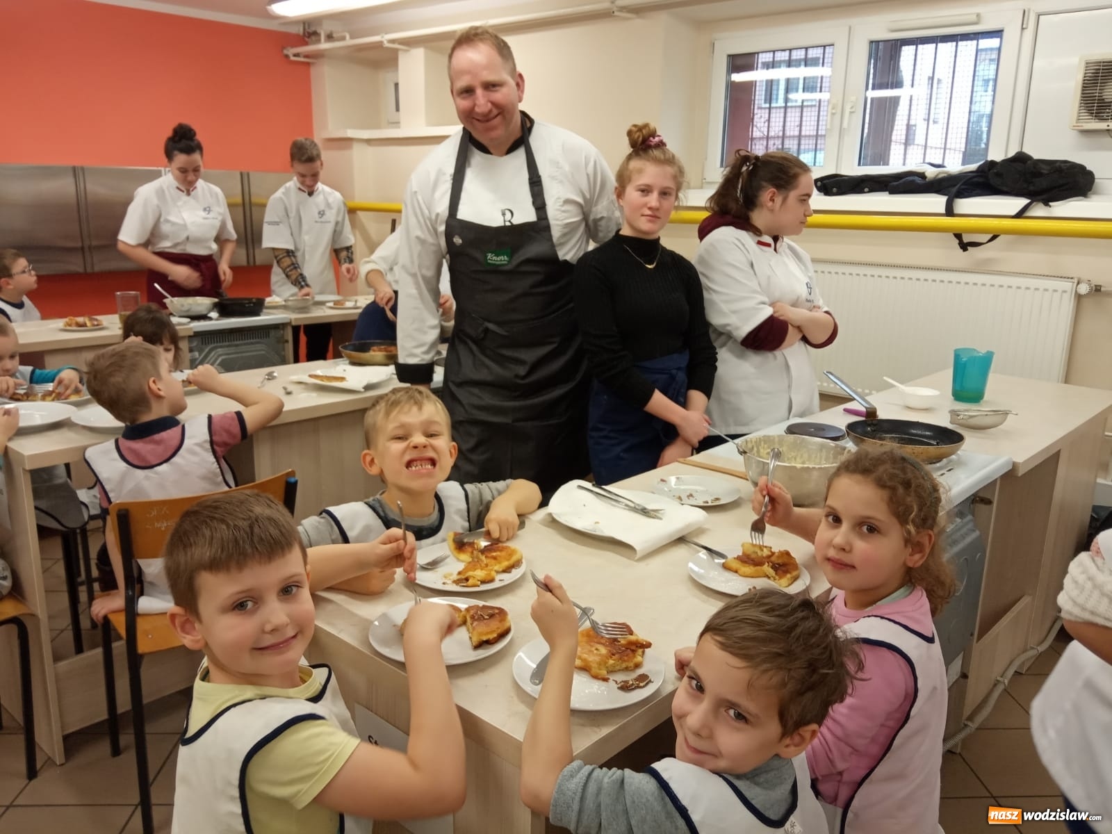 Zdjęcie w galerii na portalu naszwodzislaw.com: Mój wymarzony zawód. Maluchy gotowały z Remigiuszem Rączką wiadomości z regionu