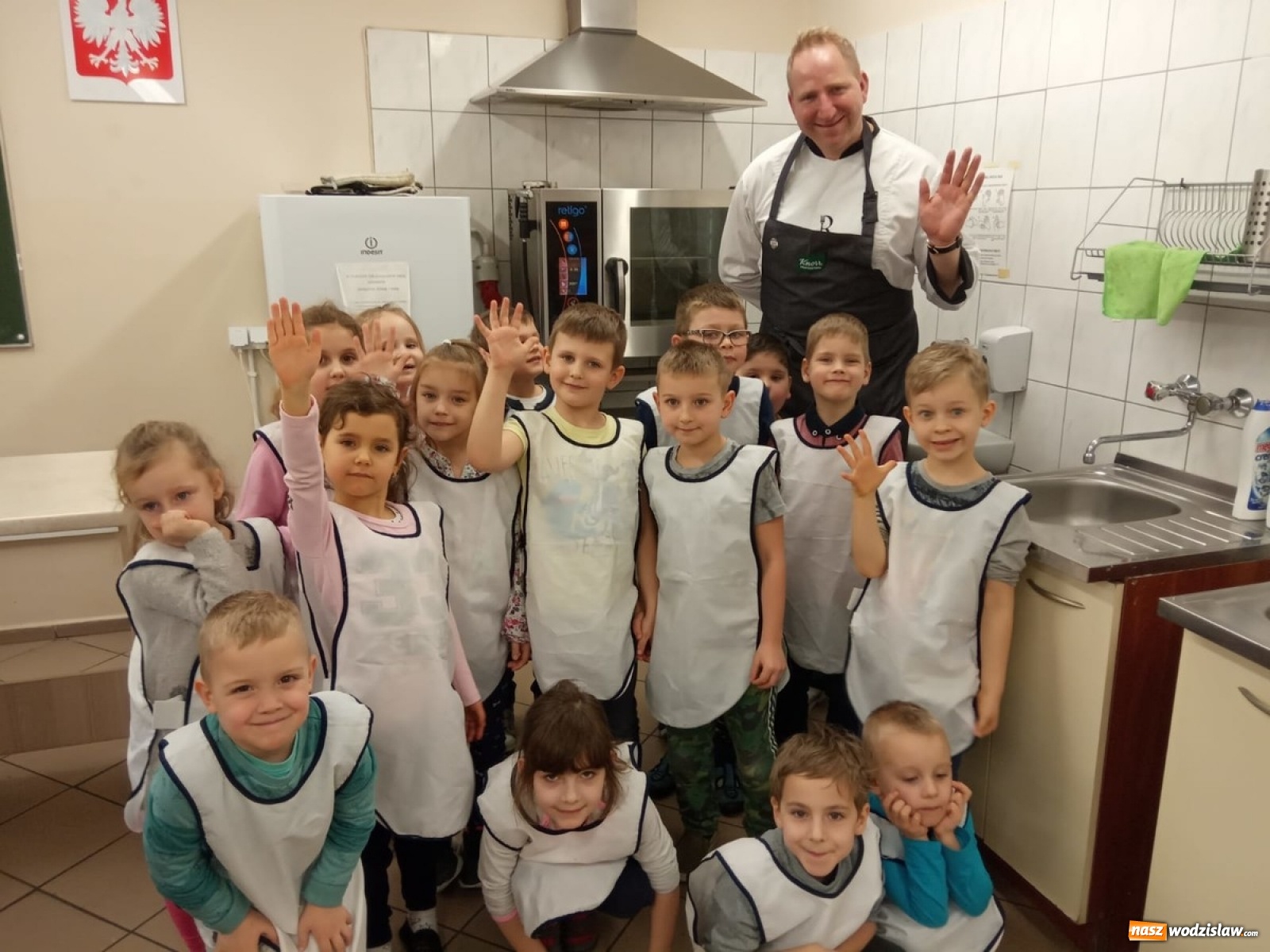 Zdjęcie w galerii na portalu naszwodzislaw.com: Mój wymarzony zawód. Maluchy gotowały z Remigiuszem Rączką wiadomości z regionu