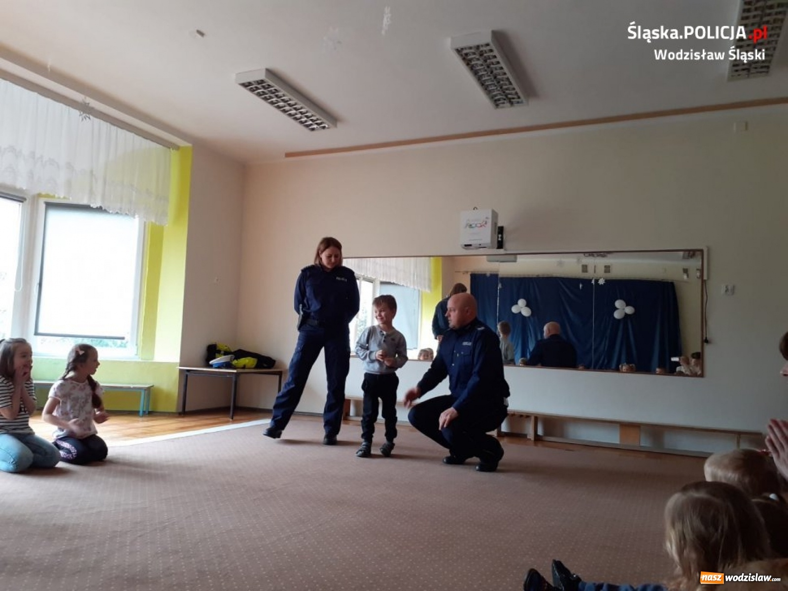 Zdjęcie w galerii na portalu naszwodzislaw.com: Ze Sznupkiem bezpieczniej. Policjanci w Przedszkolu numer 16 wiadomości z regionu