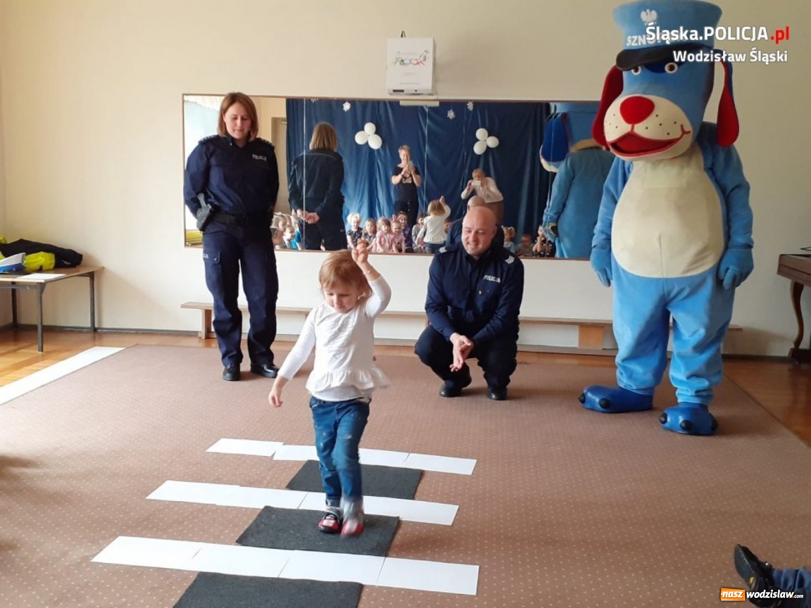 Zdjęcie w galerii na portalu naszwodzislaw.com: Ze Sznupkiem bezpieczniej. Policjanci w Przedszkolu numer 16 wiadomości z regionu