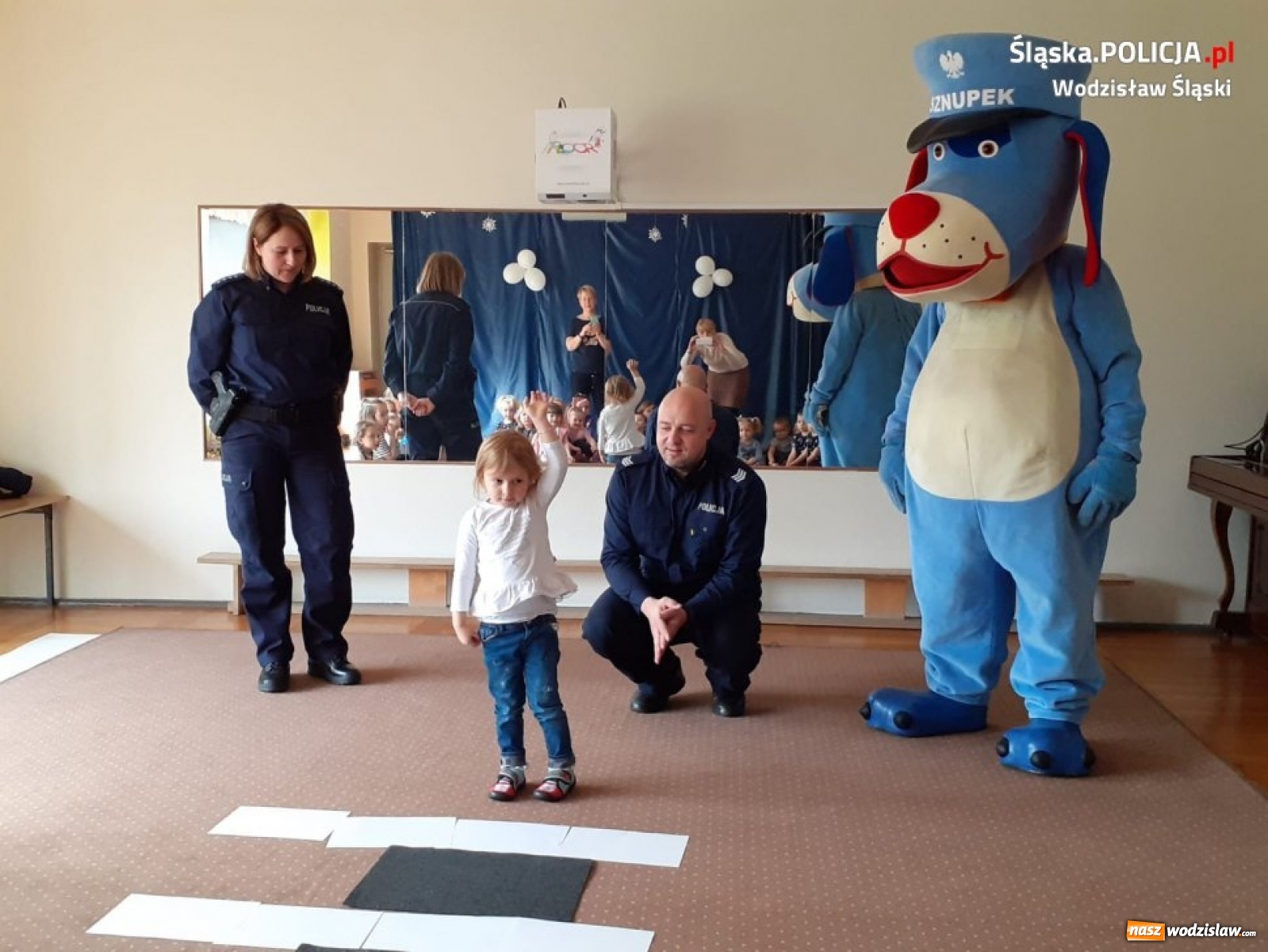 Zdjęcie w galerii na portalu naszwodzislaw.com: Ze Sznupkiem bezpieczniej. Policjanci w Przedszkolu numer 16 wiadomości z regionu