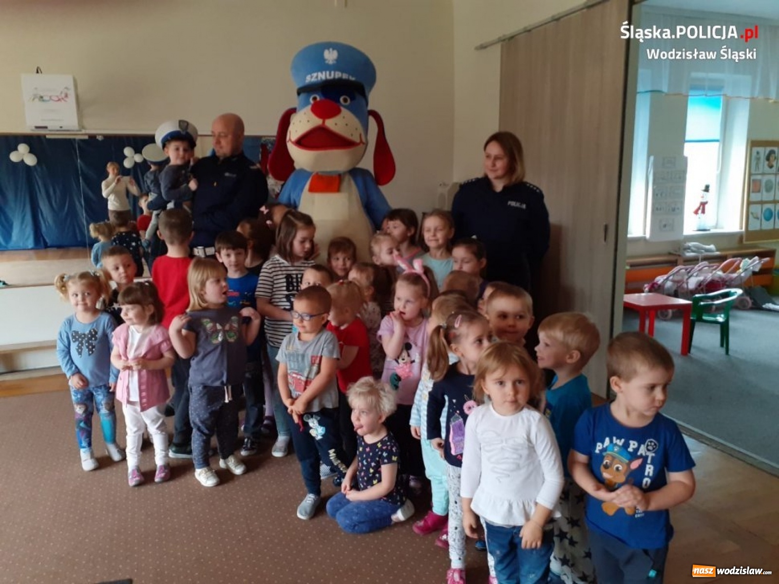 Zdjęcie w galerii na portalu naszwodzislaw.com: Ze Sznupkiem bezpieczniej. Policjanci w Przedszkolu numer 16 wiadomości z regionu