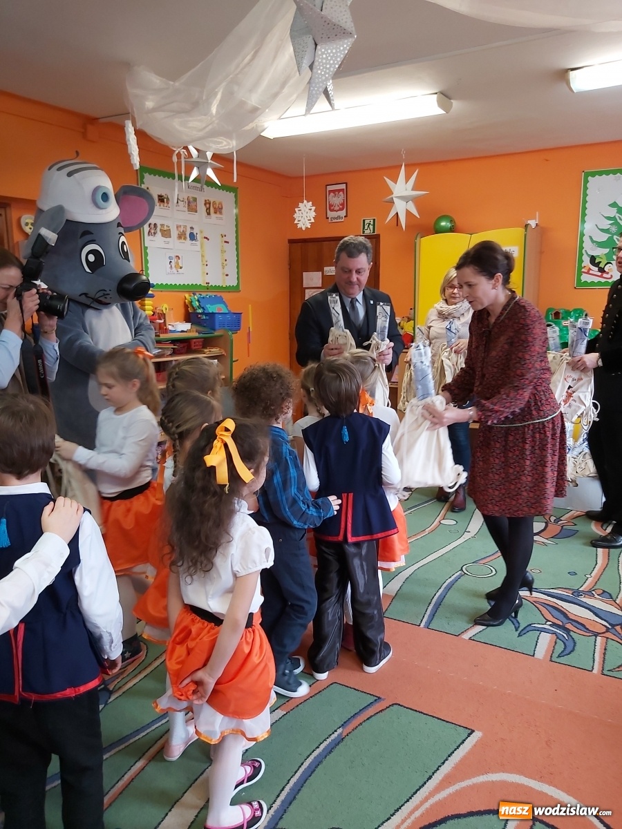 Zdjęcie w galerii na portalu naszwodzislaw.com: Senator Ewa Gawęda odwiedziła przedszkolaków z Pszowa wiadomości z regionu