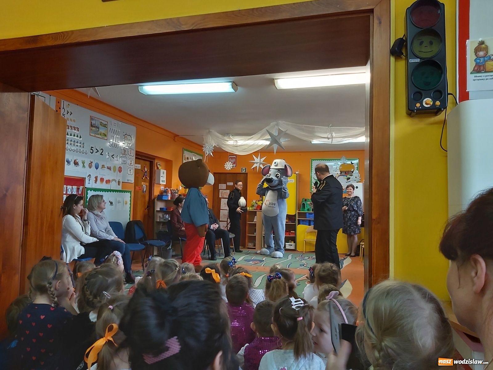 Zdjęcie w galerii na portalu naszwodzislaw.com: Senator Ewa Gawęda odwiedziła przedszkolaków z Pszowa wiadomości z regionu