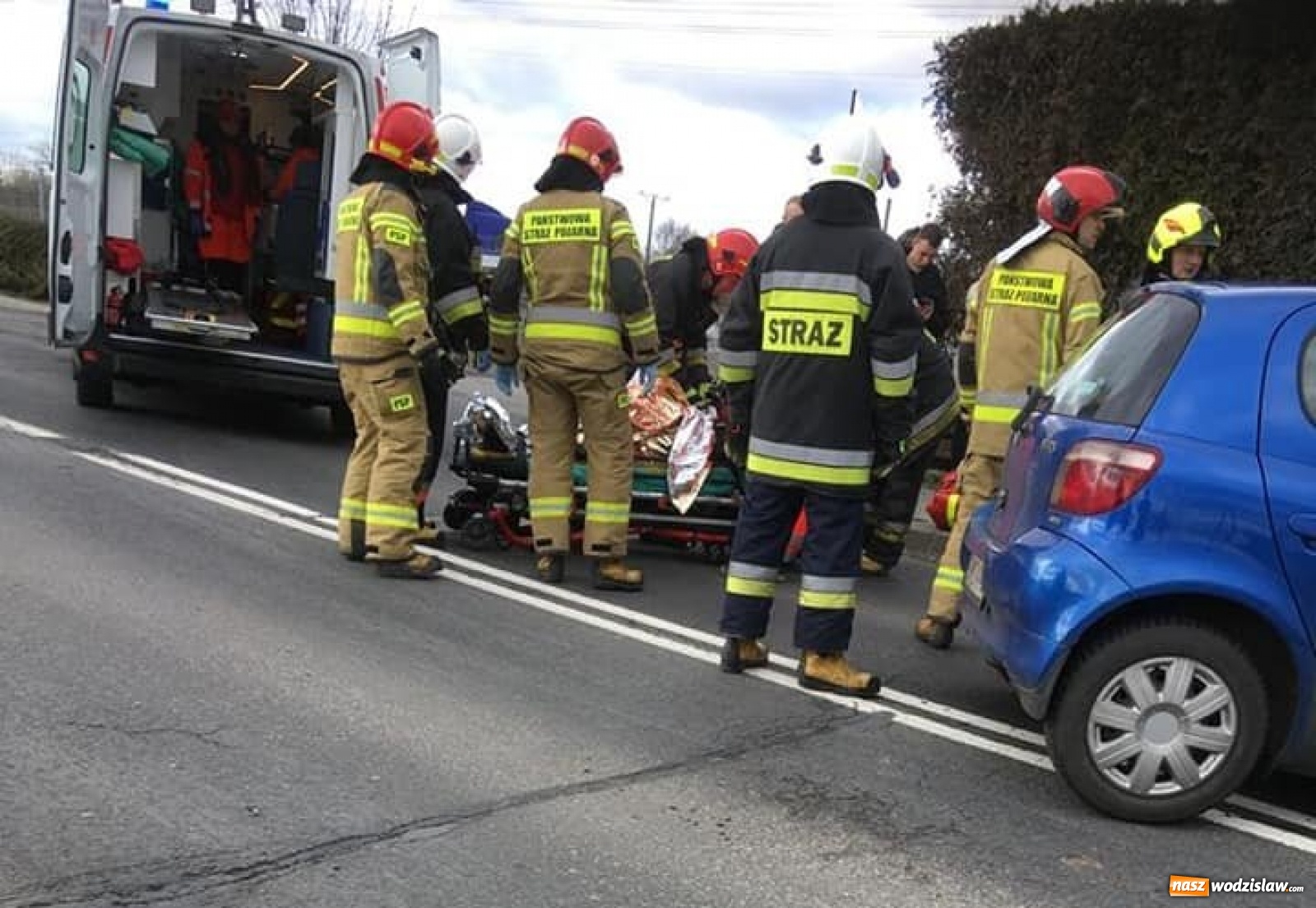 Zdjęcie w galerii na portalu naszwodzislaw.com: Czołowe zderzenie toyoty i autokaru w Gorzycach wiadomości z regionu