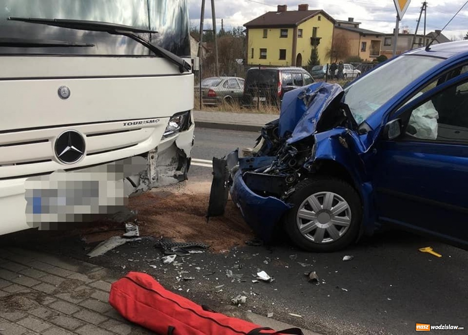 Zdjęcie w galerii na portalu naszwodzislaw.com: Czołowe zderzenie toyoty i autokaru w Gorzycach wiadomości z regionu