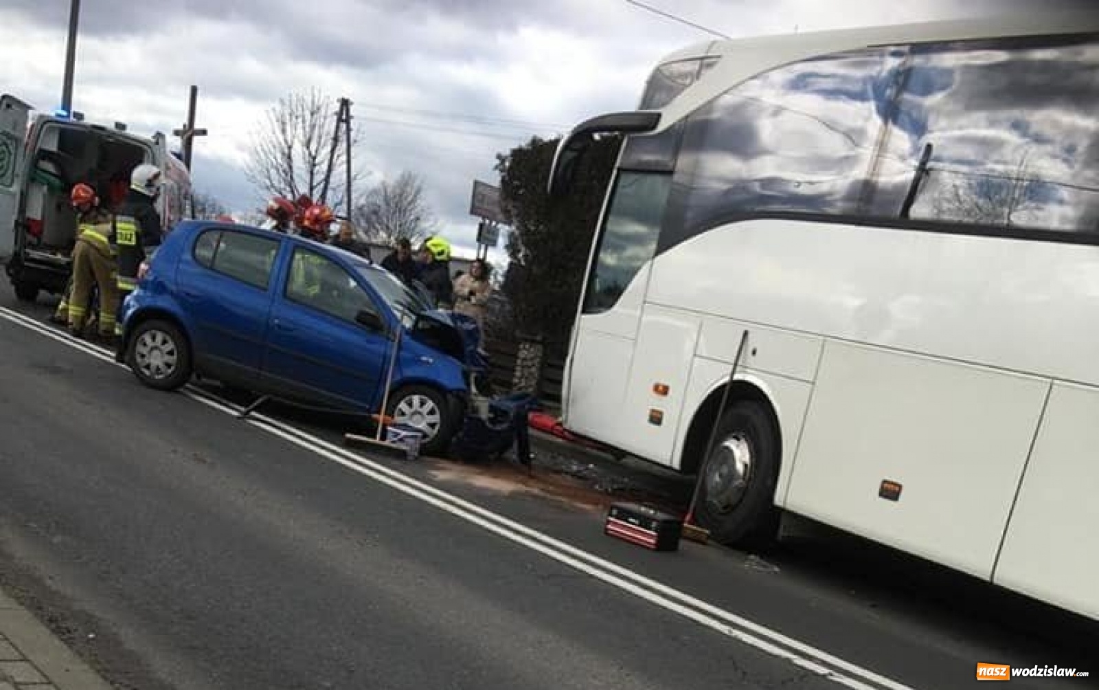 Zdjęcie w galerii na portalu naszwodzislaw.com: Czołowe zderzenie toyoty i autokaru w Gorzycach wiadomości z regionu