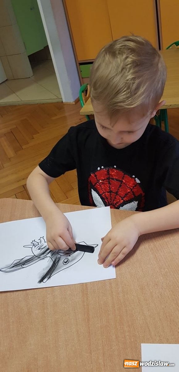 Zdjęcie w galerii na portalu naszwodzislaw.com: Przedszkolaki z wodzisławskiej szóstki świętowały Dzień Dinozaura wiadomości z regionu